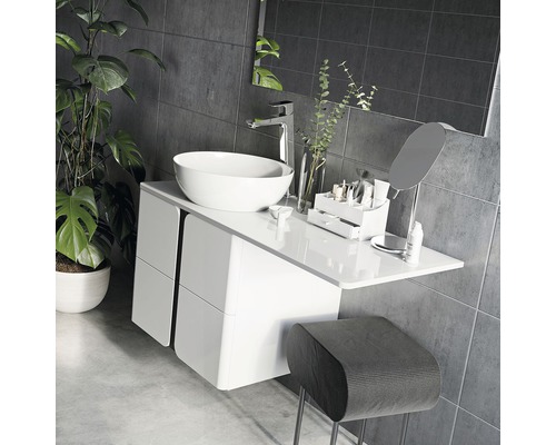 Moderní koupelna s umyvadlem, skříňkou pod umyvadlo a stoličkou