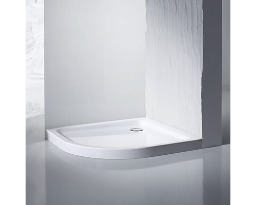 Bílá, půlkruhová sprchová vanička v koupelně