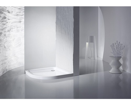 Elegantní koupelnové vybavení s plochou sprchovou vaničkou a minimalistickým designem