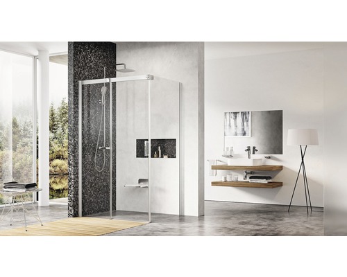 Koupelna se sprchovým koutem, umyvadlem a zrcadlem