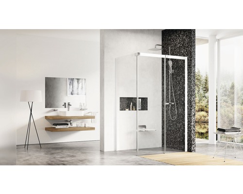 Světlá koupelna se sprchou, umyvadlem a zrcadlem