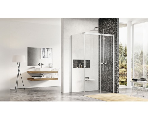 Světlá koupelna se sprchou, umyvadlem a stojací lampou