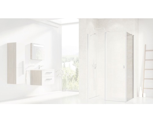 Koupelna se sprchou, umyvadlem a zrcadlem