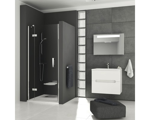 Moderní koupelna se sprchovým koutem, umyvadlem a zrcadlem