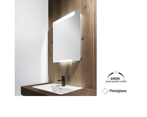 Koupelna s osvětlenou zrcadlovou skříňkou, umyvadlem a baterií