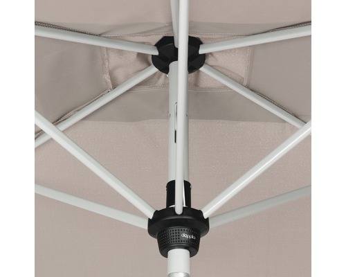 Detailní pohled na vnitřní konstrukci slunečníku s žebry a tyčí