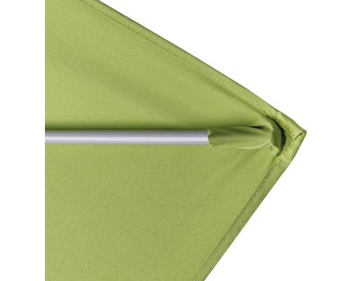 Detailní pohled na slunečník s látkovým potahem a podstavcem