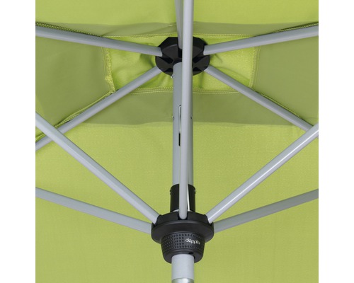 Detailní pohled zespodu na slunečník s kovovými vzpěrami