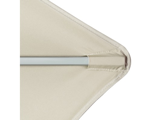 Detailní pohled na světlý potah slunečníku s výztuhou