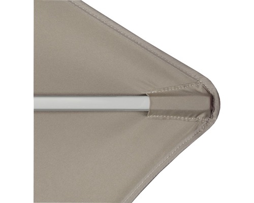 Detailní záběr špičky slunečníku s kovovým rámem