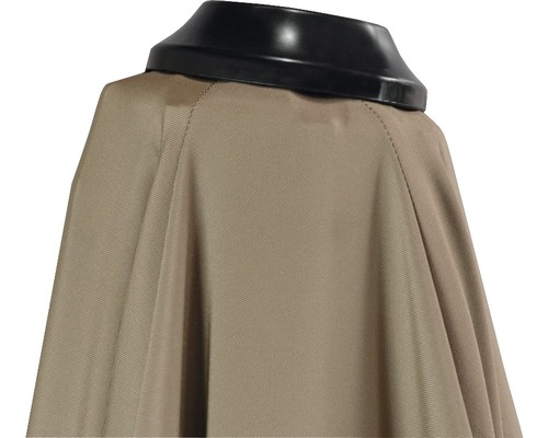 Detailní záběr kostýmu s černým límcem a béžovým pláštěm