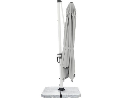 Zavřený slunečník na noze na zahradě