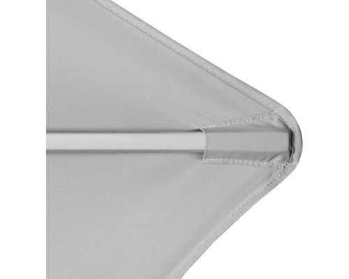 Detailní pohled na špičku slunečníku s rozpěrou