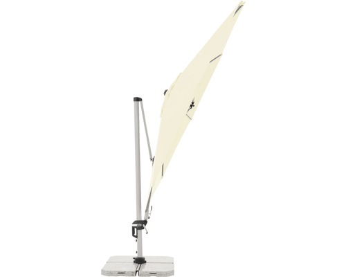 Volně stojící slunečník se stojanem na terase