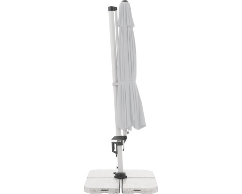 Zavřený slunečník na slunečníkový stojan