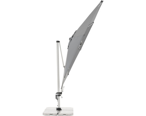 Výkyvný slunečník se světlým rámem a podstavcem