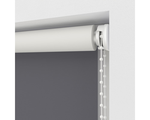 Detailní pohled na šedou roletu s bílou ovládací šňůrkou pro dekoraci oken
