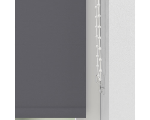 Šedá roleta s řetízkovým ovládáním na okně