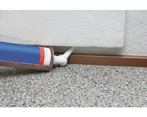 Aplikace tmelu pomocí kartuše na soklovou lištu