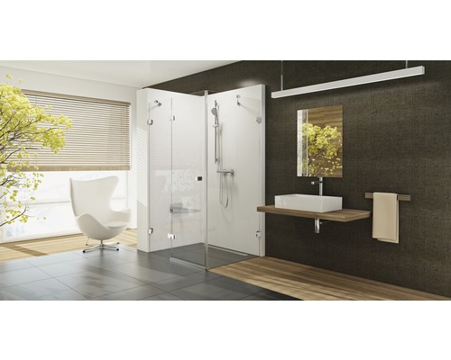 Moderní koupelna se sprchovým koutem, umyvadlem a křeslem