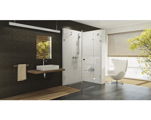 Koupelna se sprchovým koutem, umyvadlem a křeslem