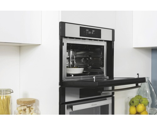 Vestavná mikrovlnná trouba s otevřenými dvířky v moderní kuchyni