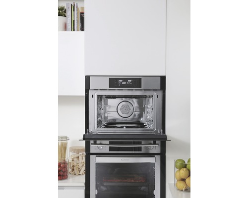 Vestavná trouba a mikrovlnná trouba ve světlé kuchyni