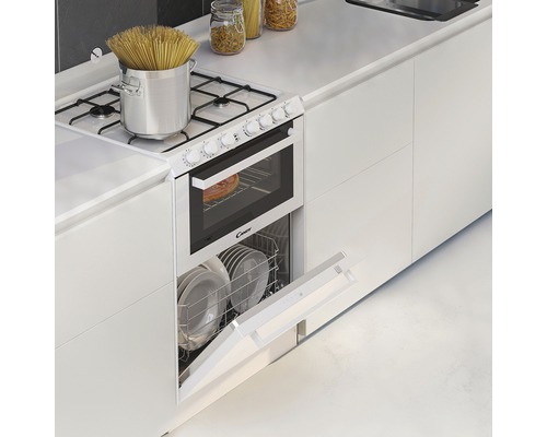 Kuchyňská scéna se sporákem, troubou a myčkou nádobí v bílém provedení kuchyně.