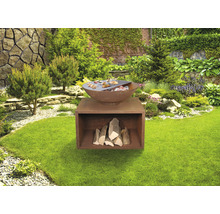 Ohniště s úložným prostorem na dřevo v zahradě