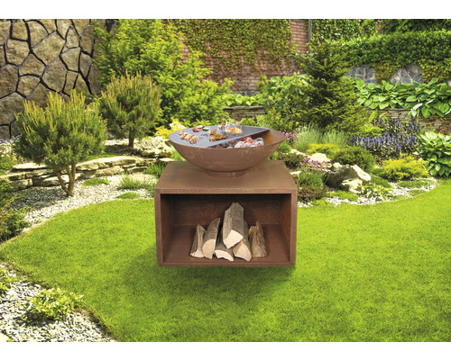 Ohniště s úložným prostorem na dřevo v zahradě