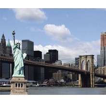 Scéna se sochou Svobody a Brooklynským mostem v New Yorku