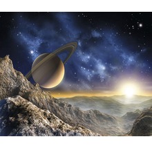 Zobrazení planety Saturn nad skalnatou krajinou