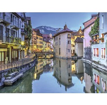 Pohled na Annecy s kanálem a budovami