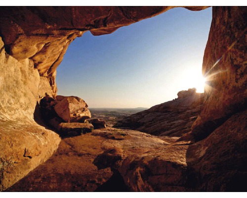 Skalní útvar s výhledem na krajinu při východu slunce