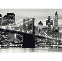 Černobílá fotografie Brooklynského mostu s newyorským panoramatem