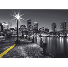 Černobílá fotografie osvětleného panoramatu města z vody