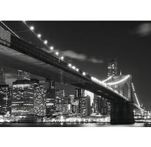 Černobílá fotografie osvětleného Brooklynského mostu v noci