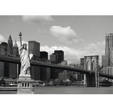 Černobílá fotografie sochy Svobody a Brooklynského mostu v New Yorku