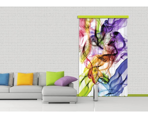 Dekorativní šály s barevným kouřovým vzorem v obývacím pokoji