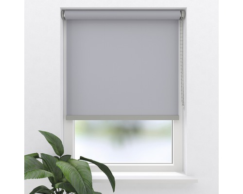 Okno s šedou roletou