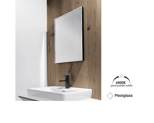 Koupelna s obdélníkovým zrcadlem, umyvadlem a vodovodní baterií