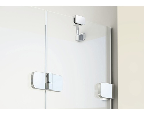 Detail sprchového koutu s kováním a stabilizační tyčí