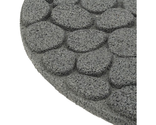 Detailní záběr gumové podložky se vzorem kamene