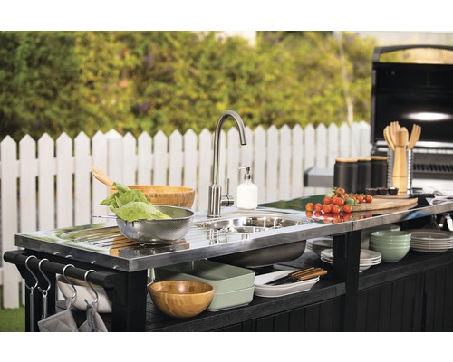 Venkovní kuchyně s dřezem, vodovodní baterií, grilem a plotem
