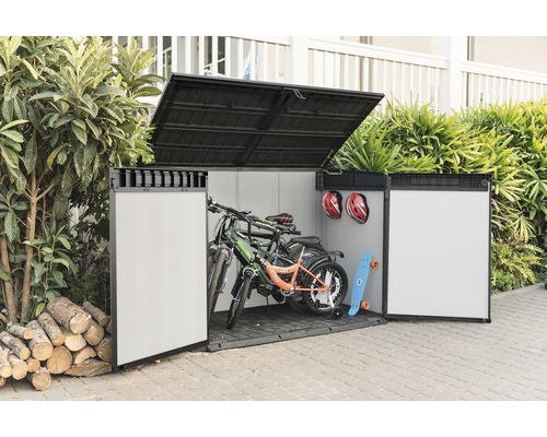 Otevřený zahradní domek na nářadí se jízdními koly, helmami a skateboardem