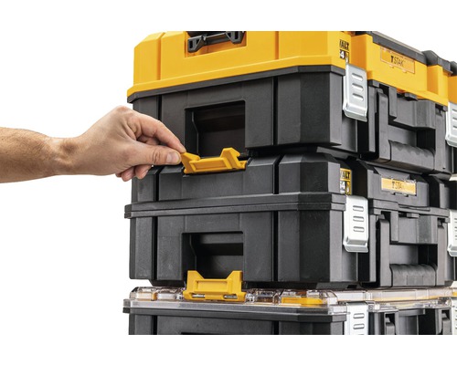 Naskládané kufříky na nářadí DeWalt s osobou ovládající žluté zapínání