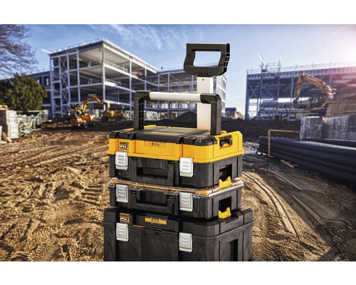 Naskládané kufříky na nářadí DeWalt před staveništěm