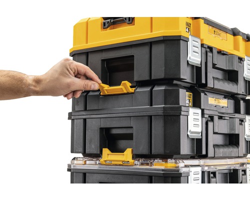 Naskládané kufříky na nářadí DeWalt s rukou otevírající západku