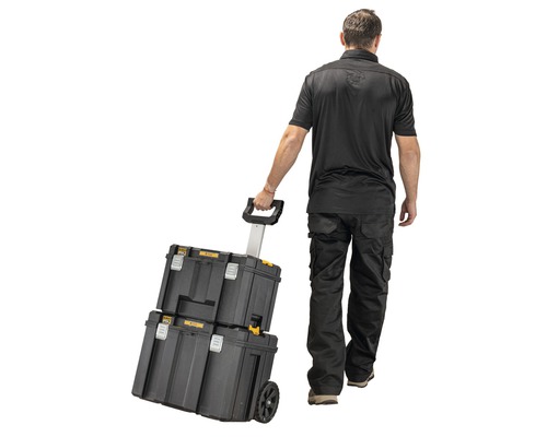 Muž táhne kufřík s nářadím na kolečkách