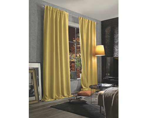 Obývací pokoj s oknem a závěsy